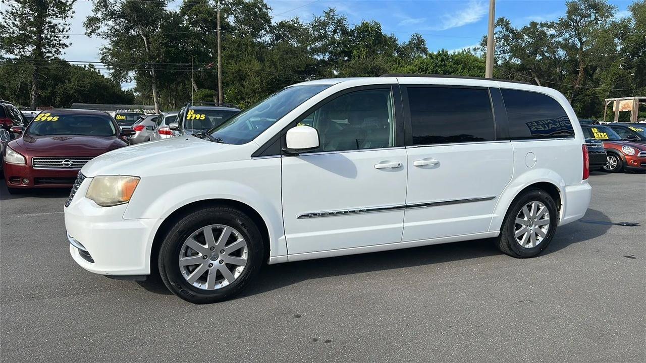 Used 2016 Chrysler Town & Country Touring FWD image 13