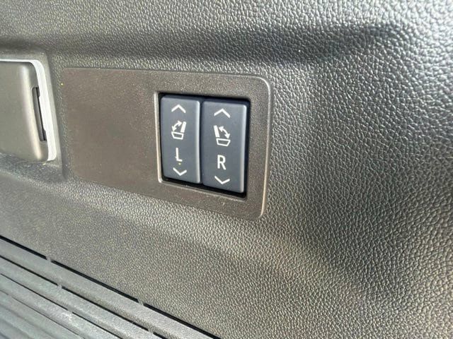 Used 2025 GMC Yukon Denali Ultimate AWD/4WD image 32