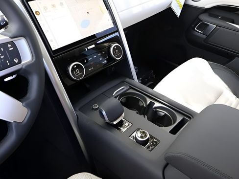 New 2025 Land Rover Discovery S AWD/4WD image 24
