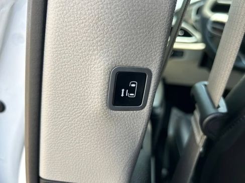 Used 2024 Chrysler Pacifica Touring-L FWD image 40