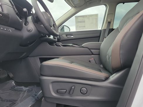 New 2026 Nissan Pathfinder Platinum image 16
