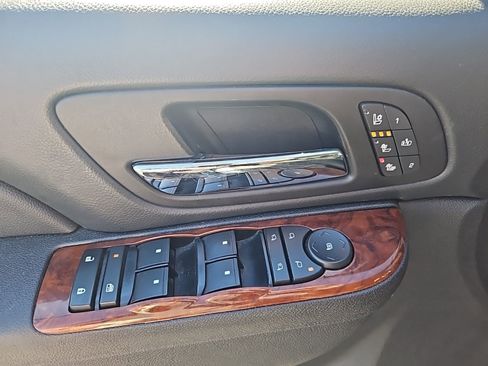 Used 2013 Chevrolet Avalanche LTZ image 23