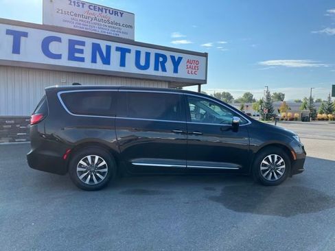 Used 2023 Chrysler Pacifica Limited image 17