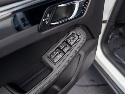 Certified 2025 Porsche Macan AWD/4WD image 19