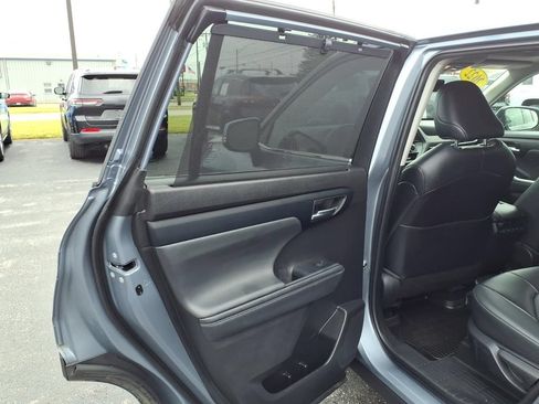 Used 2022 Toyota Highlander XLE AWD/4WD image 7