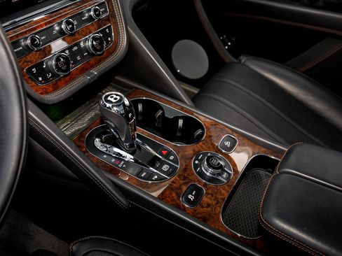 Used 2022 Bentley Bentayga image 17