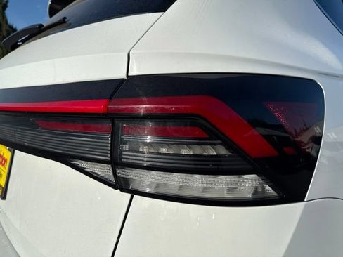 Used 2025 Volkswagen Taos SE FWD image 13