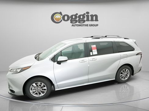 New 2025 Toyota Sienna XLE image 3