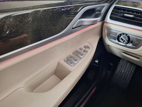 Used 2022 BMW 740i w/ Premium Package RWD image 18