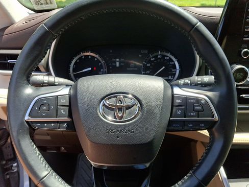Used 2021 Toyota Highlander XLE AWD/4WD image 25