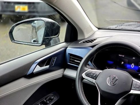 Used 2024 Volkswagen Taos SE image 15