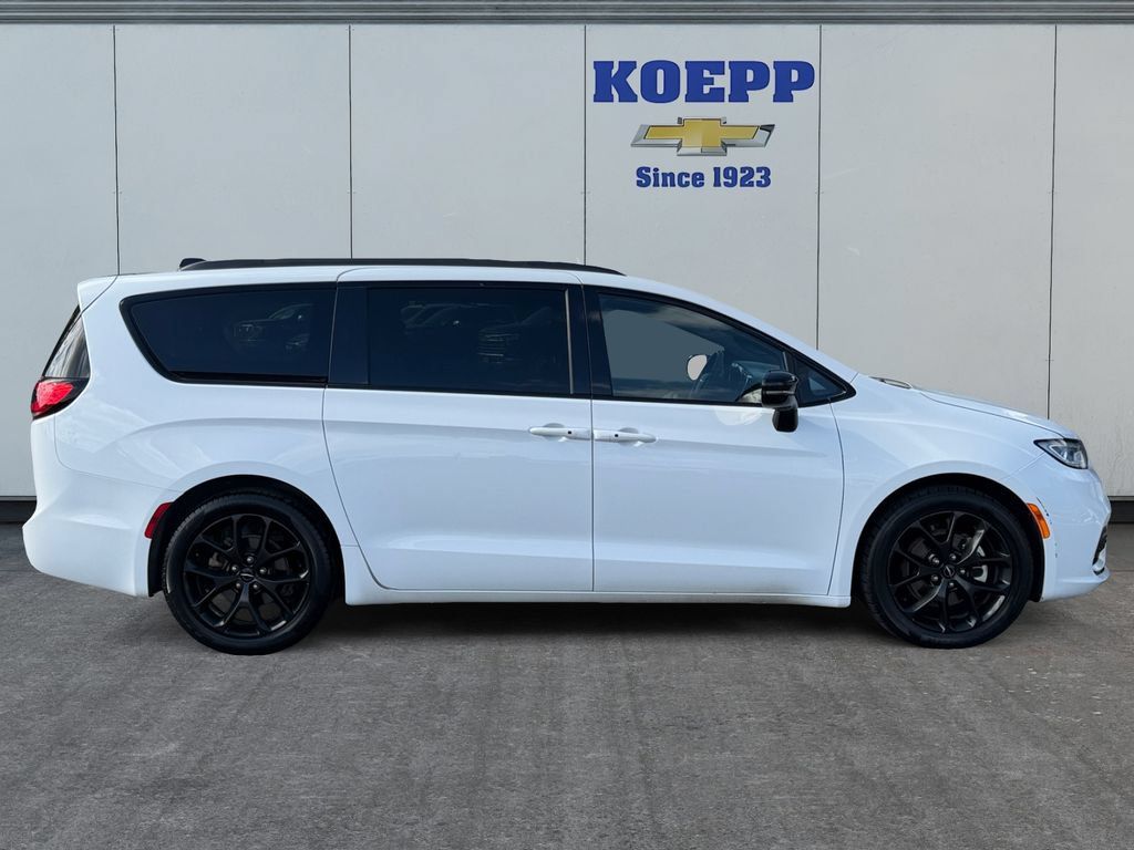 Used 2025 Chrysler Pacifica Limited FWD image 6