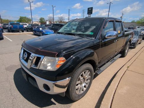 Used 2013 Nissan Frontier SL w/ Moonroof Pkg image 9