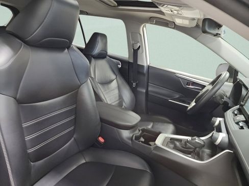 Used 2019 Toyota RAV4 XLE Premium image 17