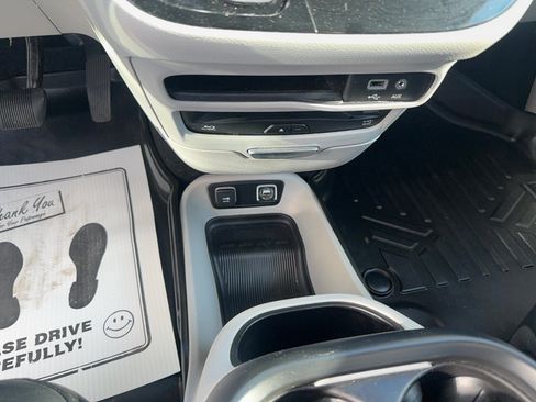 Used 2018 Chrysler Pacifica Touring-L Plus FWD image 24