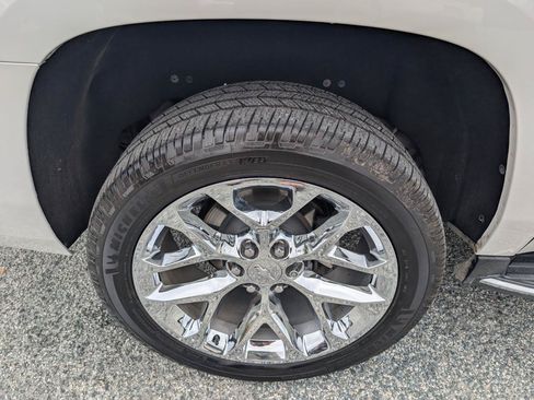 Used 2020 Chevrolet Suburban Premier w/ Premier 6.2L Value Package AWD/4WD image 6
