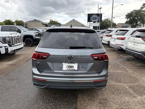 Used 2024 Volkswagen Tiguan SE w/ Panoramic Sunroof Package FWD image 8