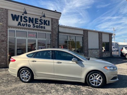 Used 2015 Ford Fusion SE image 2