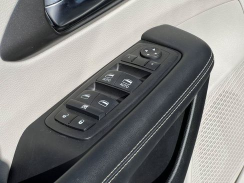 Used 2024 Chrysler Pacifica Touring-L FWD image 15