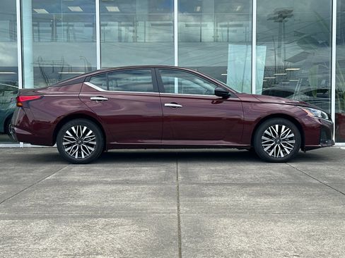Used 2024 Nissan Altima 2.5 SV AWD/4WD image 2