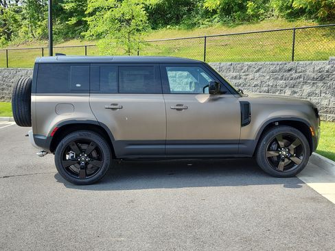 New 2024 Land Rover Defender 110 SE image 11