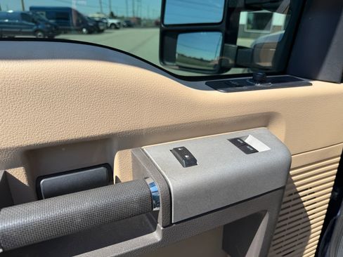 Used 2015 Ford F350 Lariat image 11