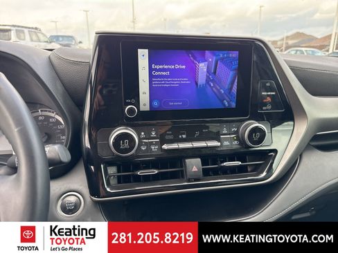 Used 2025 Toyota Highlander LE FWD image 21