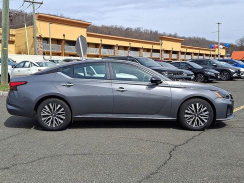 Used 2025 Nissan Altima 2.5 SV FWD image 8