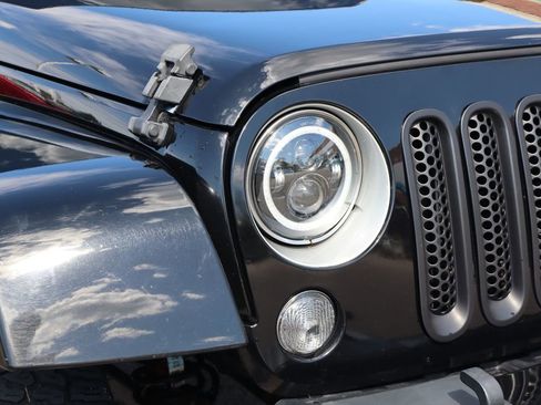 Used 2018 Jeep Wrangler Unlimited Sahara AWD/4WD image 5