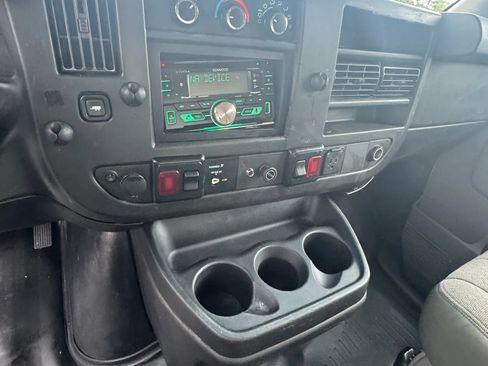 Used 2016 Chevrolet Express 4500 RWD image 17