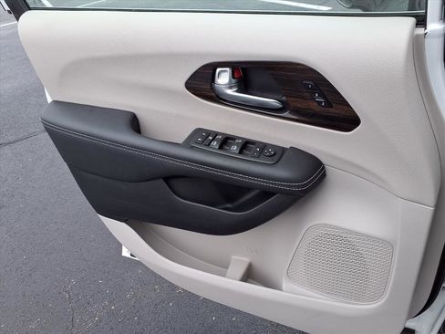 Used 2024 Chrysler Pacifica Limited image 19