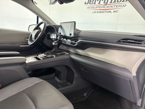Used 2024 Toyota Sienna Limited AWD/4WD image 32