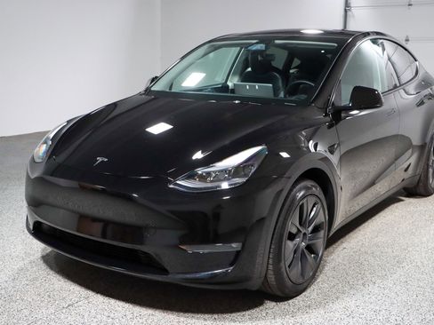 Used 2025 Tesla Model Y Long Range image 26