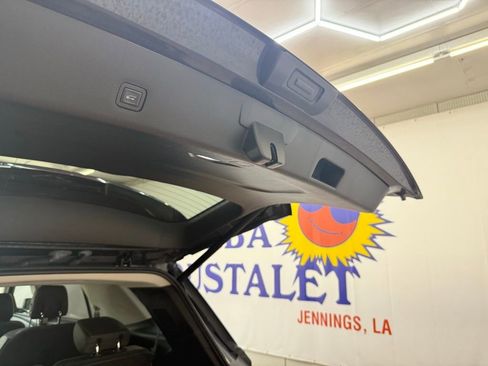 Used 2018 Chevrolet Traverse Premier w/ LPO, Blackout Package FWD image 22