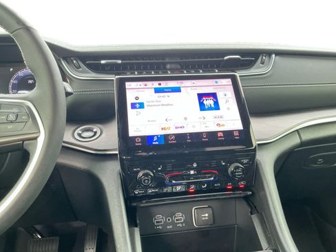 Used 2025 Jeep Grand Cherokee Limited AWD/4WD image 11