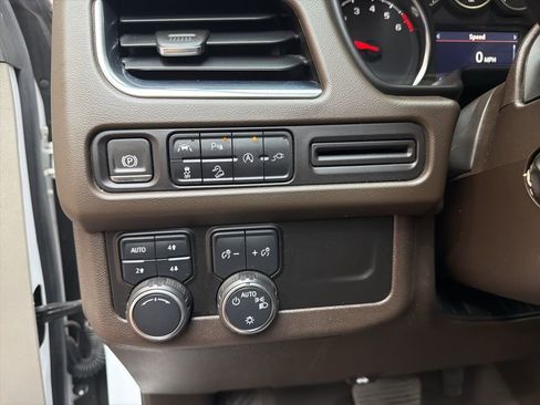 Used 2021 Chevrolet Tahoe Z71 w/ Luxury Package AWD/4WD image 25