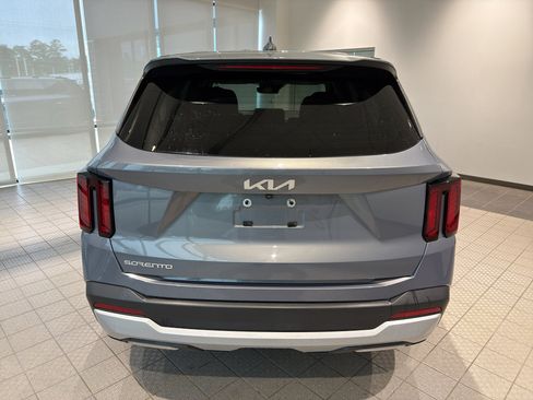 Used 2024 Kia Sorento LX image 4