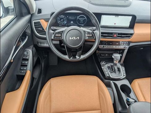 Certified 2025 Kia Seltos EX w/ EX Sunroof Package FWD image 8