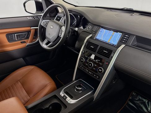 Used 2017 Land Rover Discovery Sport HSE Luxury image 16