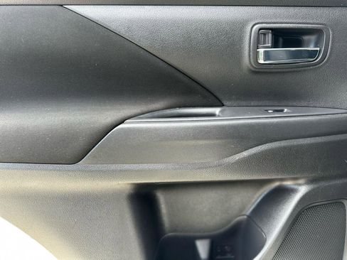 Used 2017 Mitsubishi Outlander SE AWD/4WD image 32