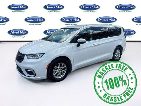 Used 2023 Chrysler Pacifica Touring-L FWD image 3