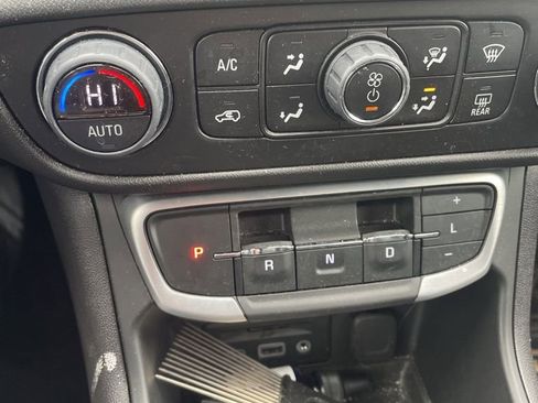 Used 2024 GMC Terrain SLE w/ Driver Convenience Package image 8