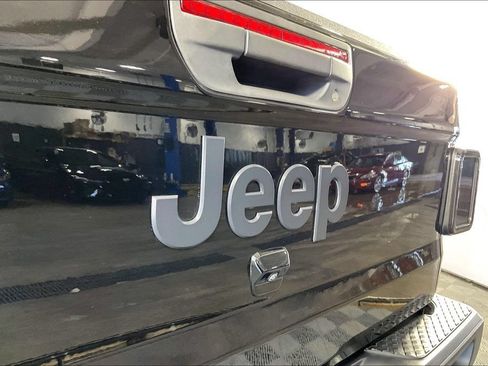 Used 2021 Jeep Gladiator Sport AWD/4WD image 38