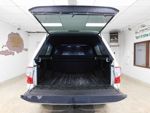 Used 2017 Nissan Titan SV image 74