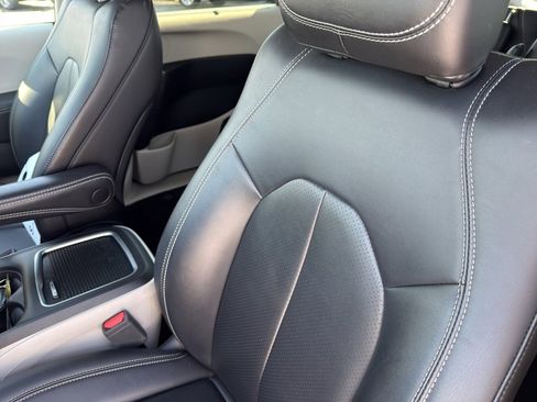 Used 2024 Chrysler Pacifica Touring-L image 13