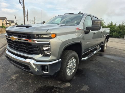 Used 2024 Chevrolet Silverado 2500 LT AWD/4WD image 3