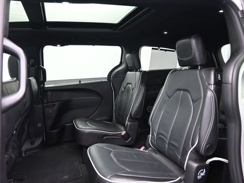 Used 2025 Chrysler Pacifica Limited image 31