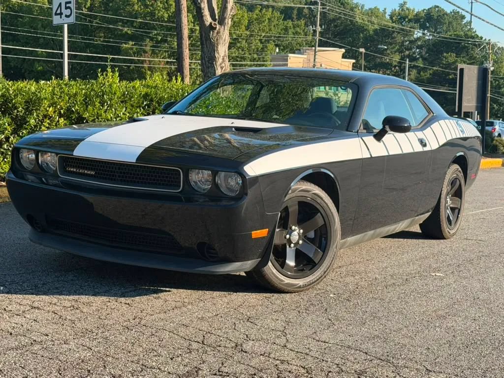 Used 2014 Dodge Challenger SXT RWD image 2