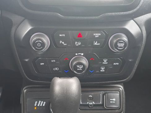 Used 2021 Jeep Renegade Latitude w/ Luxury Group I image 14