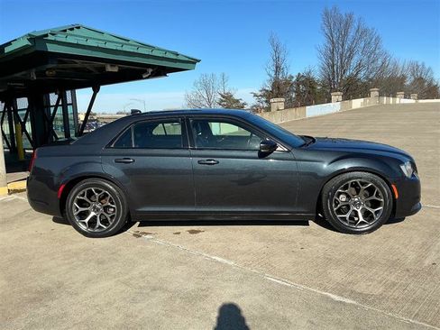 Used 2018 Chrysler 300 S w/ 300S Premium Group image 7